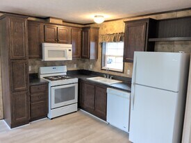 106 Pine Grove Dr in Troy, NY - Building Photo