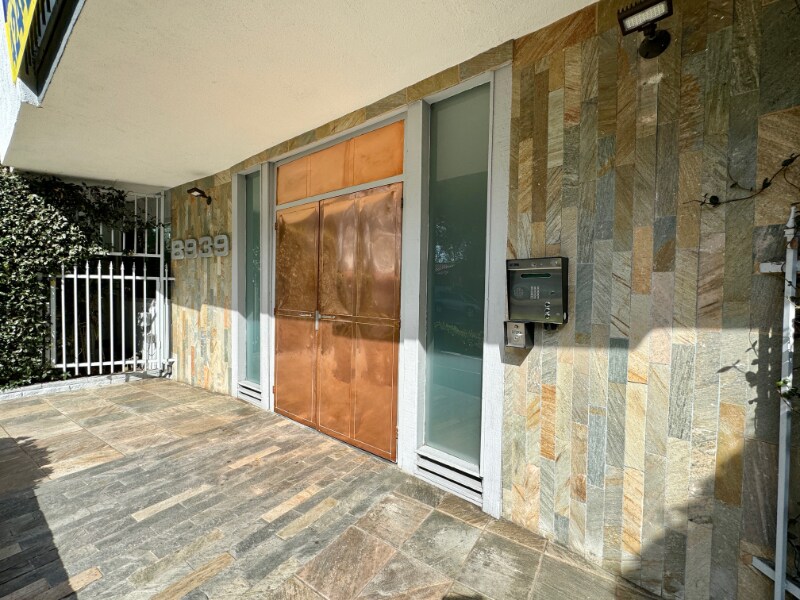 8939 Cadillac Ave in Los Angeles, CA - Building Photo