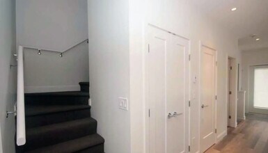 525 2nd St E in North Vancouver, BC - Building Photo - Building Photo