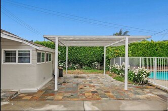 923 W Orange Grove Ave in Burbank, CA - Building Photo - Building Photo