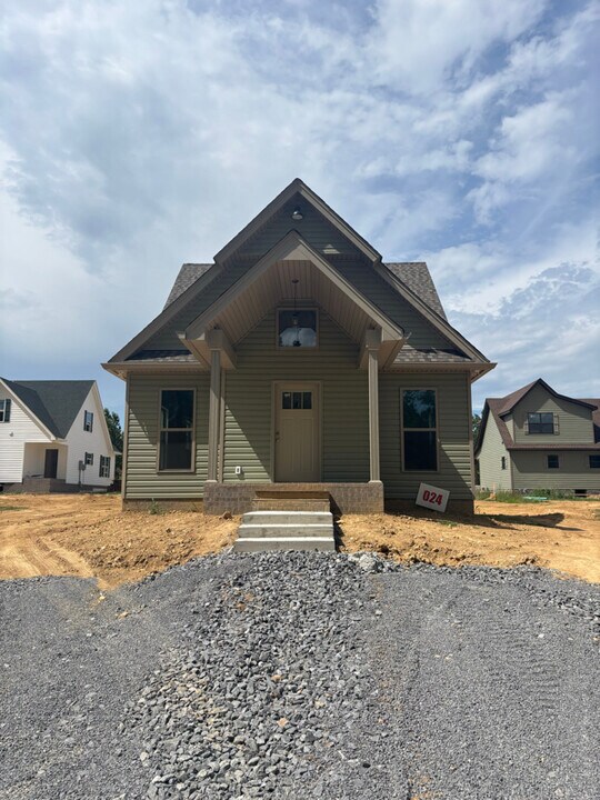 233 Cherokee Dr in Lafayette, TN - Building Photo