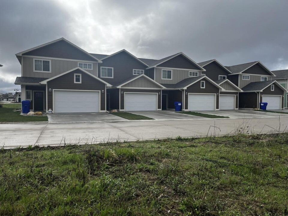 1608 Ohana Ave in Brookings, SD - Building Photo