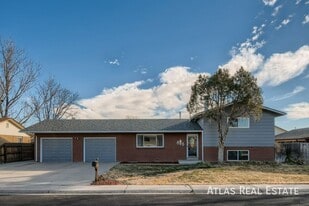 886 S 11th Ave in Brighton, CO - Building Photo
