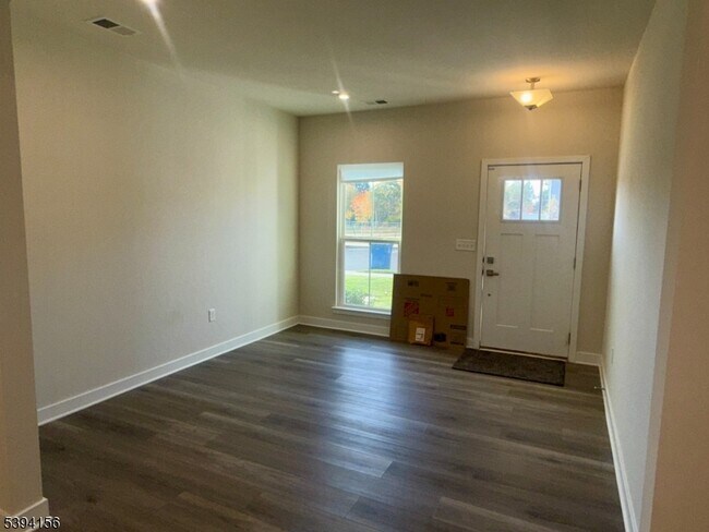 8 Owen Ct in Franklin Township, NJ - Building Photo - Building Photo