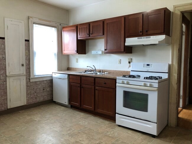 3218 N Oakland Ave, Unit LOWER in Milwaukee, WI - Foto de edificio - Building Photo