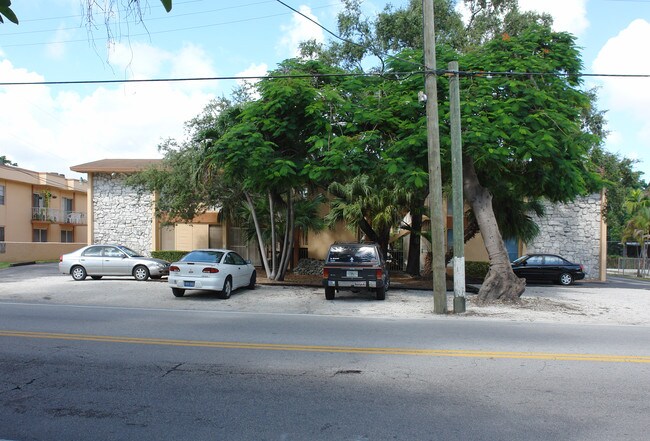 Oak Harbor Apartments in Miami, FL - Building Photo - Building Photo