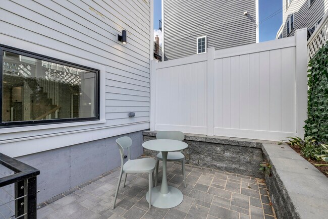 566 E 3rd St, Unit 2 in Boston, MA - Building Photo - Building Photo