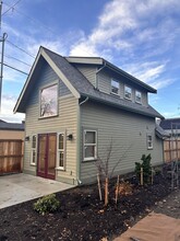 1408 Monroe St in Bellingham, WA - Foto de edificio - Building Photo