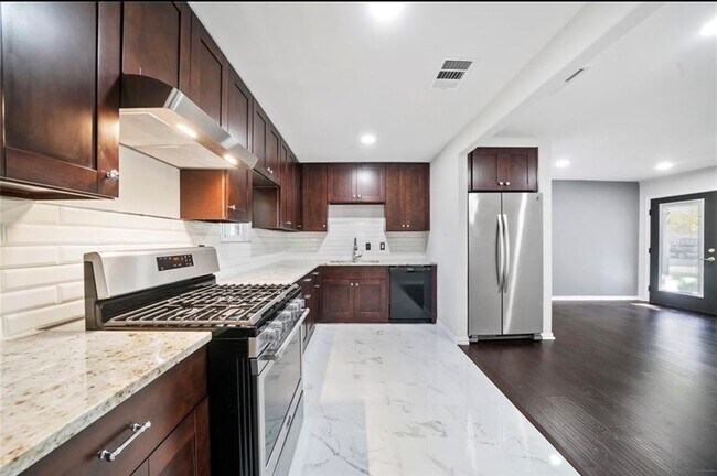 6526 Westview Dr in Houston, TX - Building Photo - Building Photo