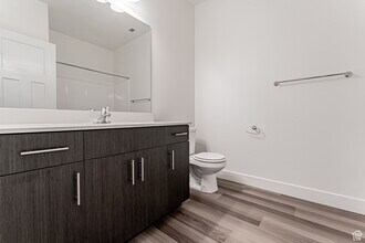 874 N Hemsworth Way, Unit R204 in Saratoga Springs, UT - Building Photo - Building Photo