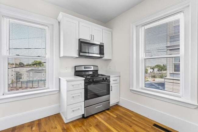 301 Medford St, Unit 1 in Somerville, MA - Building Photo - Building Photo