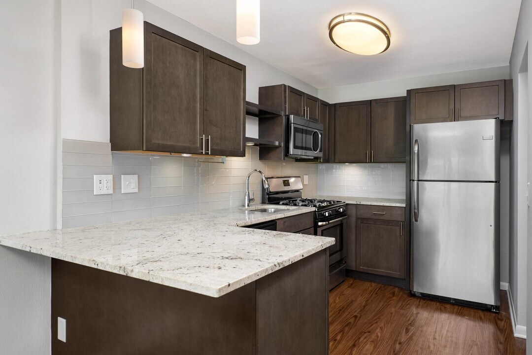 Reside on North Park in Chicago, IL - Building Photo