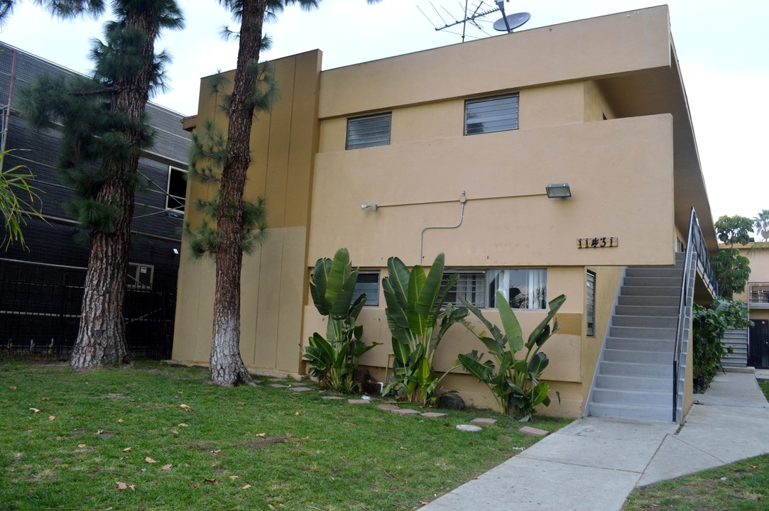 11431 Tiara St, Unit 2 in Los Angeles, CA - Building Photo