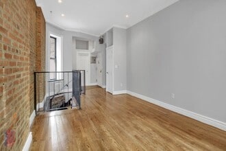 246 Mott St in New York, NY - Foto de edificio - Building Photo