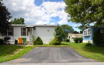 1042 Violet Ave in Hyde Park, NY - Foto de edificio - Building Photo