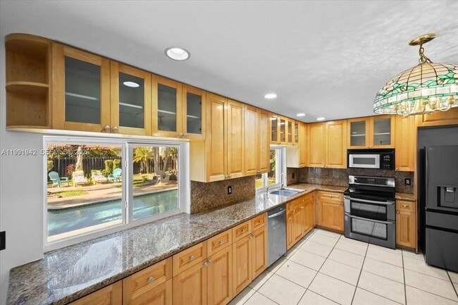 2560 Bass Way in Hollywood, FL - Foto de edificio - Building Photo