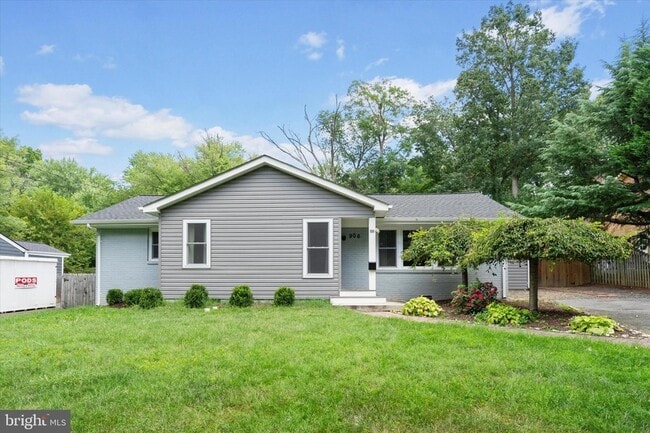 906 Monroe St in Herndon, VA - Building Photo - Building Photo