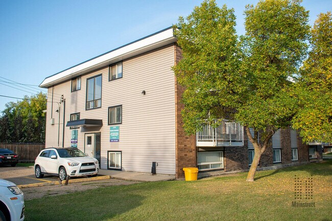 Camelia Court in Edmonton, AB - Building Photo - Building Photo