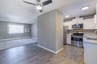 Marina's Edge in Sparks, NV - Building Photo - Interior Photo