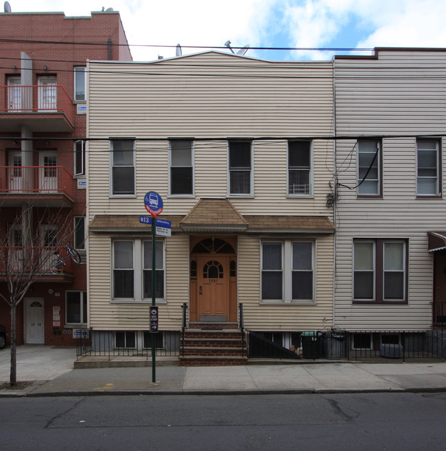 1937 Gates Ave in Ridgewood, NY - Building Photo - Building Photo