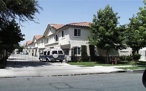 9319-9323 Elm Vista Dr in Downey, CA - Building Photo