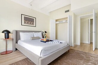 1300 Collins Ave in Miami Beach, FL - Foto de edificio - Building Photo