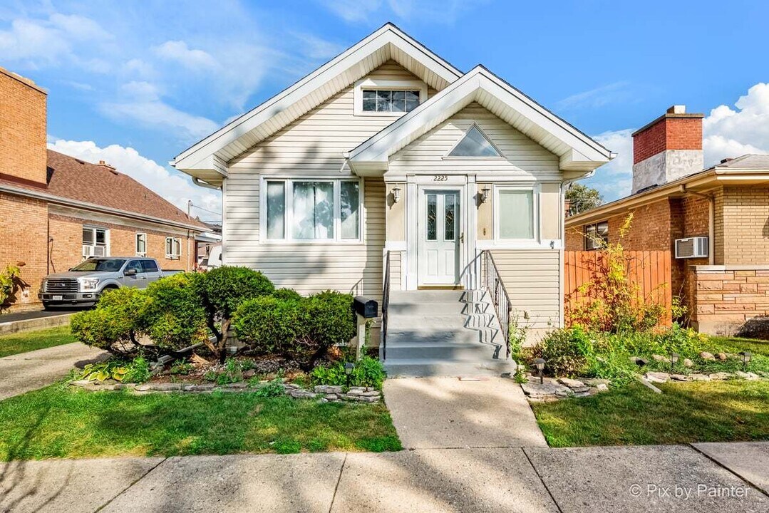2225 N 76th Ct in Elmwood Park, IL - Building Photo