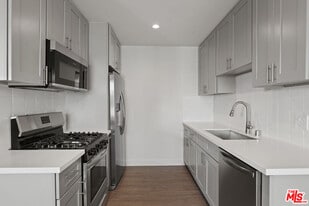 1117 S Bronson Ave in Los Angeles, CA - Building Photo