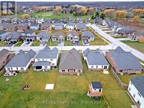 1214 Green Acres Dr in Fort Erie, ON - Building Photo - Building Photo