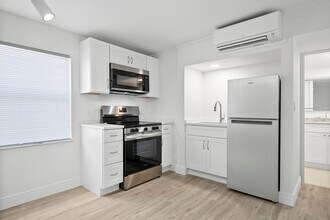 4832 SE Anchor Ave in Stuart, FL - Foto de edificio - Building Photo