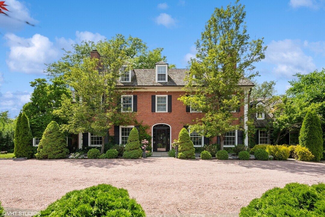 82 Woodley Rd in Winnetka, IL - Building Photo