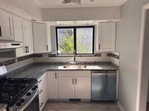 37 Brockton Ct in Beacon Falls, CT - Building Photo - Building Photo