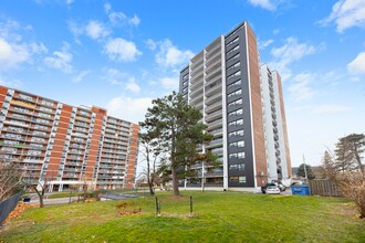 30 High Street East in Mississauga, ON - Building Photo - Building Photo