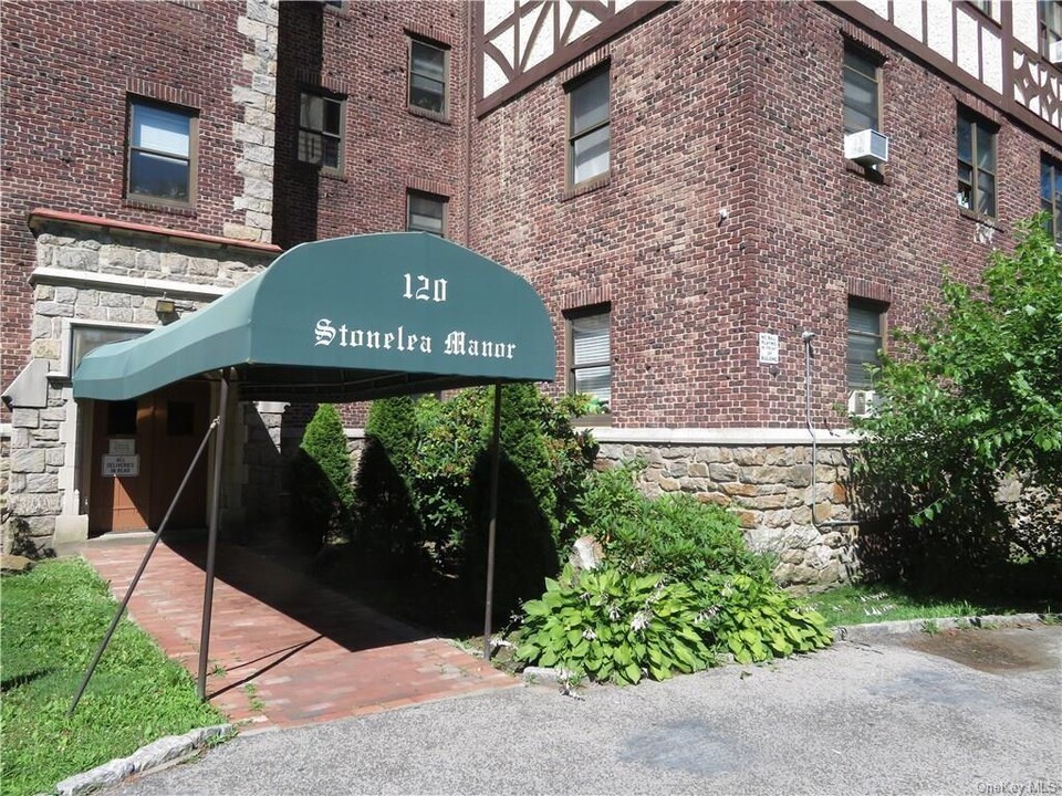 120 Stonelea Pl in New Rochelle, NY - Building Photo