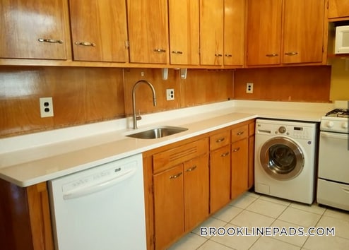 208 Fuller St in Brookline, MA - Building Photo - Building Photo