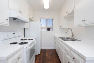 Twin Oaks Apartments in Chula Vista, CA - Building Photo - Building Photo