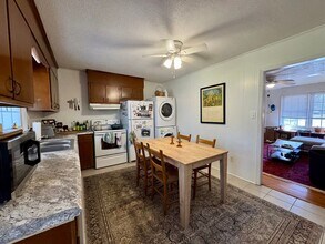 202 W Poplar Ave in Carrboro, NC - Building Photo - Building Photo