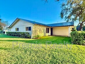 2381 Timbercrest Cir W in Clearwater, FL - Building Photo - Building Photo