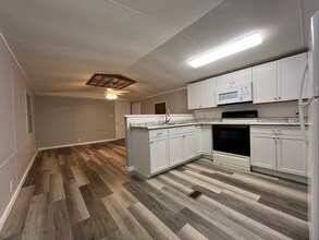 5662 Ohio River Rd in Lesage, WV - Foto de edificio - Building Photo