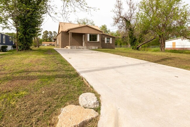 225 E Redwood St in Coweta, OK - Building Photo - Building Photo