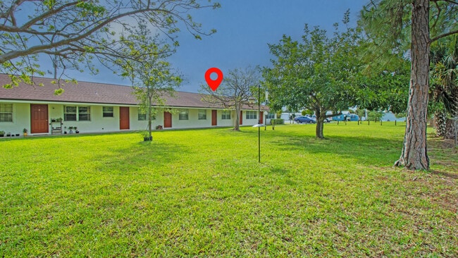 8585 SE Church St in Hobe Sound, FL - Foto de edificio - Building Photo
