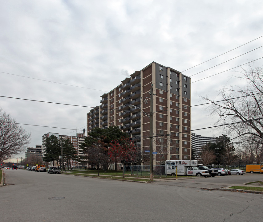 La Corona in Toronto, ON - Building Photo