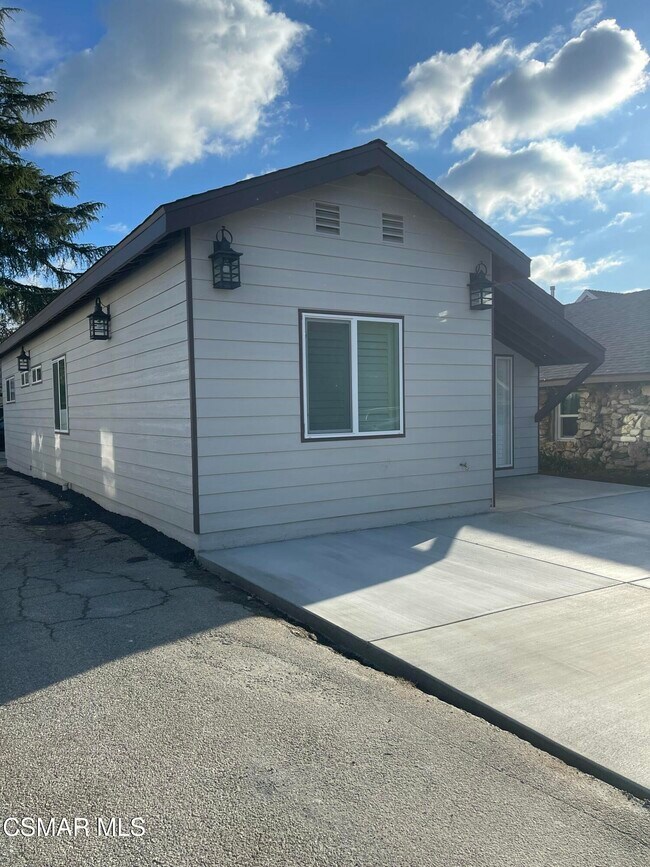 3056 Crescent Way in Thousand Oaks, CA - Foto de edificio - Building Photo
