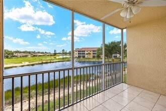 10020 Maddox Ln, Unit 213 in Bonita Springs, FL - Foto de edificio - Building Photo