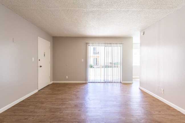 Village Pointe Apartments in Hawthorne, CA - Foto de edificio - Interior Photo