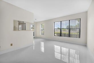 8729 NW 39th St in Sunrise, FL - Building Photo - Building Photo