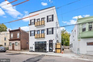 342 W Queen Ln in Philadelphia, PA - Building Photo