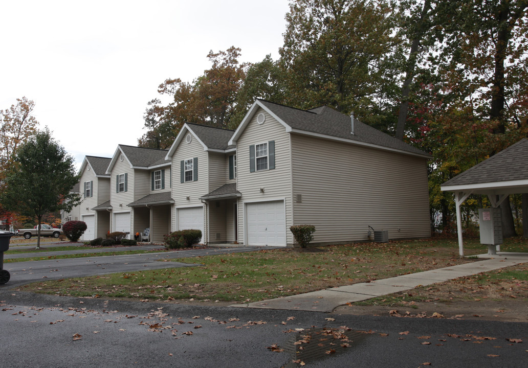 The Oaks Townhomes in Hudson Falls, NY - Foto de edificio