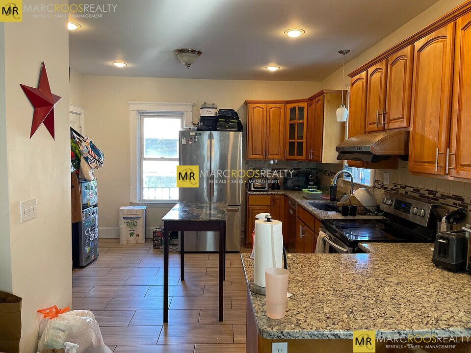 14 Bay State Ave, Unit 2 in Somerville, MA - Building Photo