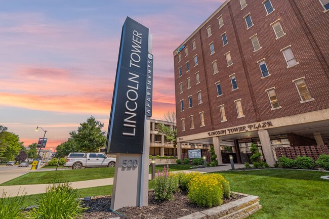 Lincoln Tower Apartments in Springfield, IL - Building Photo - Building Photo